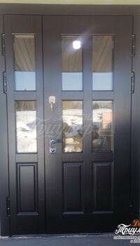 полуторная входная дверь цвета венге со стеклами для загородного дома.jpg