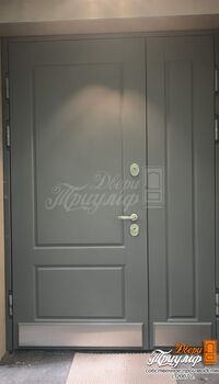 серо-зеленая светлая полуторная дверь с фрезерованными мдф панелями.jpg